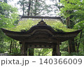 緑に囲まれた神社の拝殿 140366009