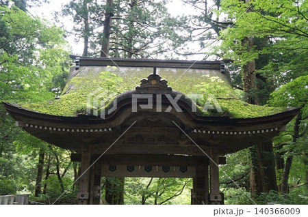 緑に囲まれた神社の拝殿 緑に囲まれた神社の拝殿 140366009