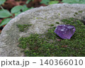 石の上に置かれた水晶 140366010