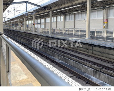 北陸新幹線上田駅の無人のホームとスラブ軌道の線路 140366356