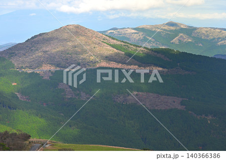 伊豆半島の伊豆山稜線歩道 仁科峠展望台から眺める魂ノ山と達磨山 伊豆半島の伊豆山稜線歩道 仁科峠展望台から眺める魂ノ山と達磨山 140366386