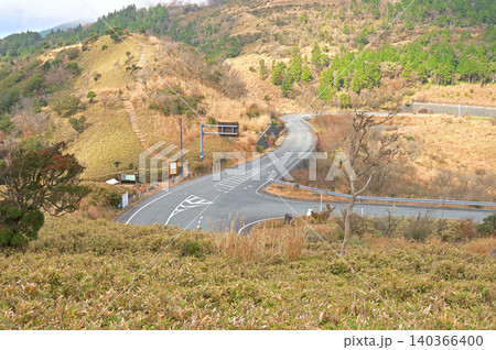 伊豆半島の伊豆山稜線歩道 草原の中の道路と風早峠 伊豆半島の伊豆山稜線歩道 草原の中の道路と風早峠 140366400