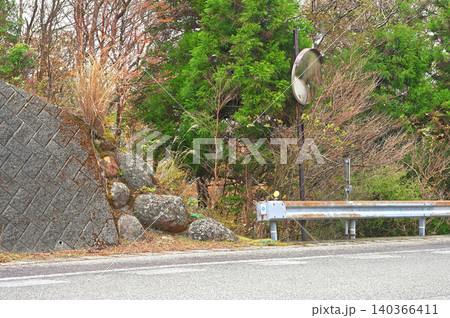 伊豆半島 伊豆山稜線歩道の魂ノ山 道路から登山道への入口 伊豆半島 伊豆山稜線歩道の魂ノ山 道路から登山道への入口 140366411