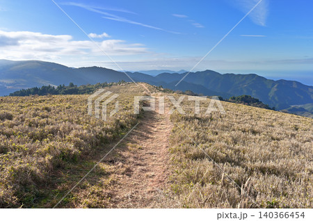 伊豆半島 伊豆山稜線歩道 魂ノ山 宇久須峠の草原と山並 伊豆半島 伊豆山稜線歩道 魂ノ山 宇久須峠の草原と山並 140366454