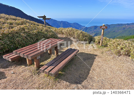 伊豆半島の伊豆山稜線歩道　道路沿いの風早峠からの駿河湾の展望 140366471