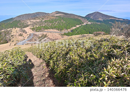 伊豆半島の伊豆山稜線歩道　風早峠の高台からの展望　ミソウ台と魂ノ山 140366476