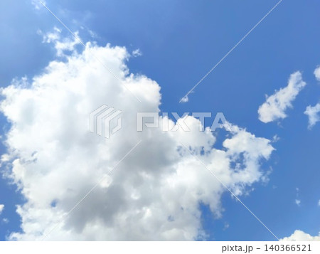 青空に大きく広がる白い夏の積雲 青空に大きく広がる白い夏の積雲 140366521
