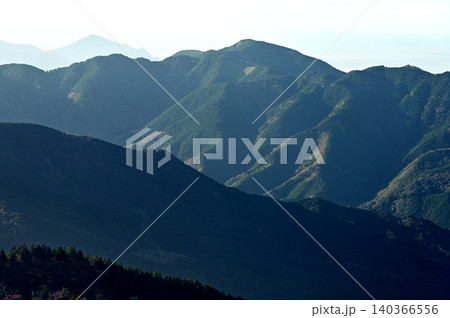 伊豆半島 伊豆山稜線歩道 魂ノ山 宇久須峠付近より望む八ノ段、笠葢山 伊豆半島 伊豆山稜線歩道 魂ノ山 宇久須峠付近より望む八ノ段、笠葢山 140366556