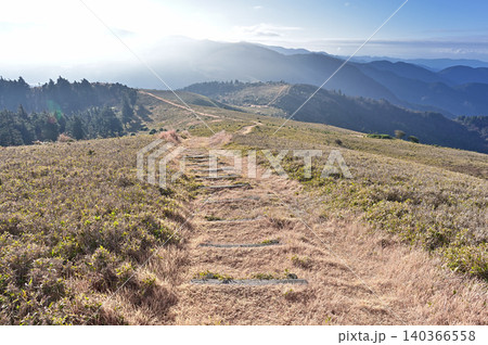 伊豆半島 魂ノ山 宇久須峠 伊豆山稜線歩道の草原の縦走路 伊豆半島 魂ノ山 宇久須峠 伊豆山稜線歩道の草原の縦走路 140366558