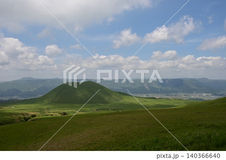 初夏の新緑に彩られた阿蘇の象徴、美しいすり鉢状の火山「米塚」 初夏の新緑に彩られた阿蘇の象徴、美しいすり鉢状の火山「米塚」 140366640