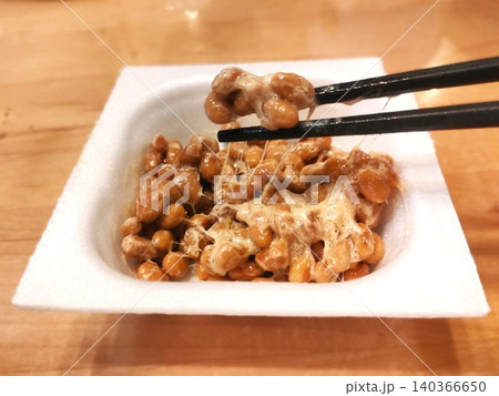 箸で持ち上げた粘りのある納豆のアップ 箸で持ち上げた粘りのある納豆のアップ 140366650