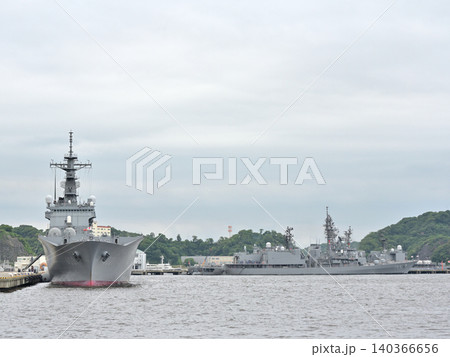 横須賀港に停泊中の輸送艦おおすみと護衛艦はまぎり 140366656