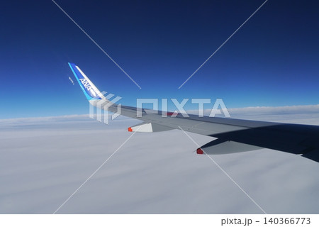 大空を飛ぶ翼は、私たちを旅に誘っています。 140366773