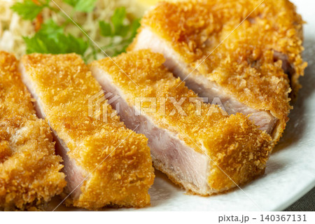 断面が見えるロースとんかつ・キャベツ添え白皿盛り 140367131