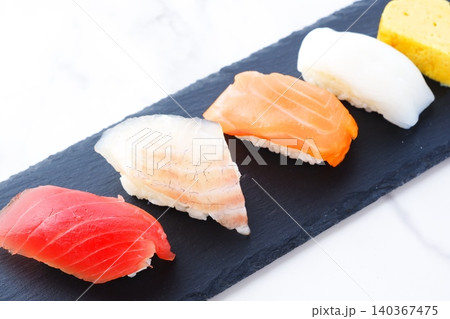 握り寿司 - 新鮮なネタを使った美味しい握りずし 握り寿司 - 新鮮なネタを使った美味しい握りずし 140367475
