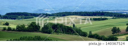 夏の北海道美瑛町の五稜周辺から見た美瑛の丘と十勝岳連峰 夏の北海道美瑛町の五稜周辺から見た美瑛の丘と十勝岳連峰 140367524