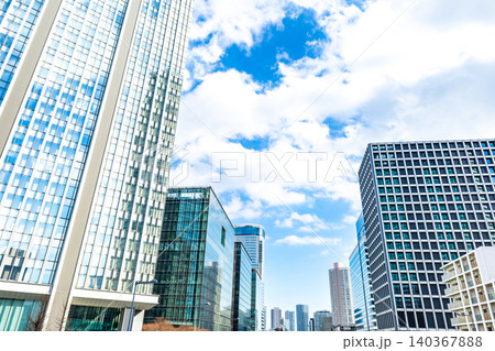 オフィスビルとマンションの並ぶ都市風景 140367888