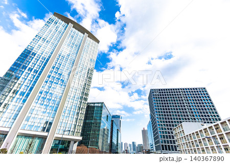 オフィスビルとマンションの並ぶ都市風景 140367890