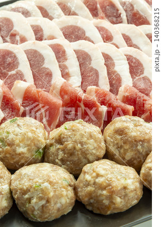 鴨肉の薄切りスライスと肉団子のつくね・しゃぶしゃぶや鍋物用の生肉 鴨肉の薄切りスライスと肉団子のつくね・しゃぶしゃぶや鍋物用の生肉 140368215
