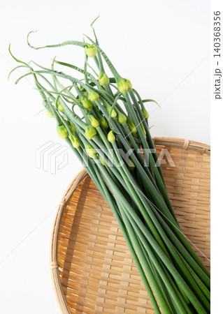 ざるにのせたにんにくの芽 140368356