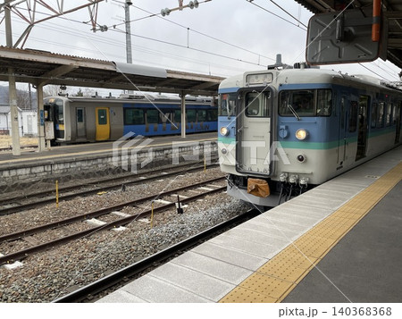 しなの鉄道小諸駅で並ぶ115系新長野色とJR東日本小海線キハE200形 しなの鉄道小諸駅で並ぶ115系新長野色とJR東日本小海線キハE200形 140368368