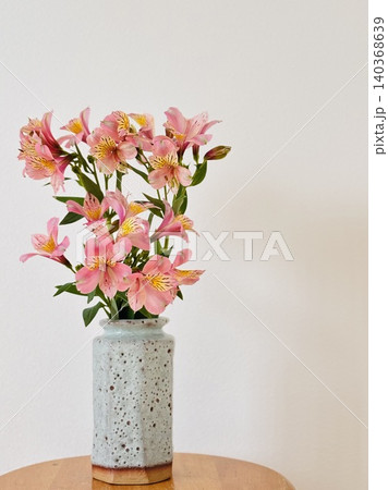 花瓶に入ったアルストロメリア 花瓶に入ったアルストロメリア 140368639