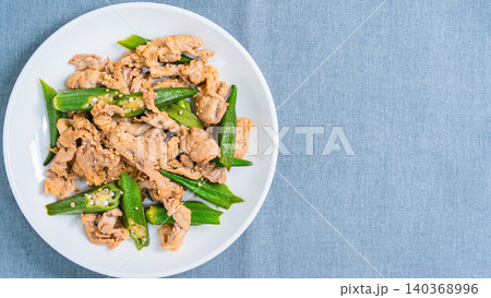 オクラと豚肉の炒め物 ごま風味の和風おかず オクラと豚肉の炒め物 ごま風味の和風おかず 140368996