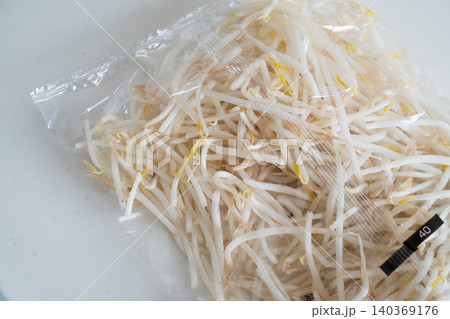 透明のビニール袋に入れられた1袋のもやし 透明のビニール袋に入れられた1袋のもやし 140369176