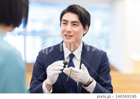 出張買取 貴金属の査定をしている男性 撮影協力:学校法人電波学園 東京電子専門学校 出張買取 貴金属の査定をしている男性 撮影協力:学校法人電波学園 東京電子専門学校 140369190