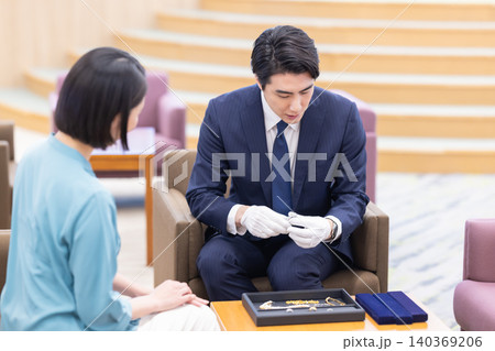 出張買取　貴金属の査定をしている男性　撮影協力：学校法人電波学園　東京電子専門学校 140369206