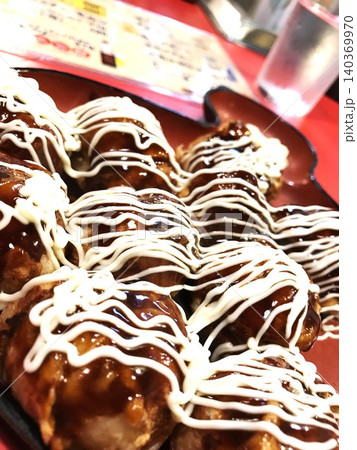 ソースとマヨネーズがたっぷりかかった美味しそうなたこ焼き ソースとマヨネーズがたっぷりかかった美味しそうなたこ焼き 140369970