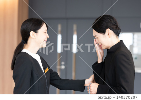 悲しむ参列者と寄り添うスタッフ 悲しむ参列者と寄り添うスタッフ 140370207