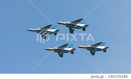 航空自衛隊T-4ブルーインパルスのダーティターン 航空自衛隊T-4ブルーインパルスのダーティターン 140370386