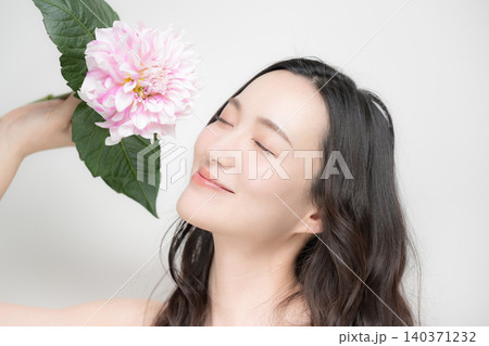 花の香りを楽しみながら美しい女性の美容のビューティーイメージ 花の香りを楽しみながら美しい女性の美容のビューティーイメージ 140371232