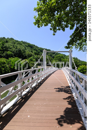 北海道旭川市、石狩川にかかる神居大橋【6月】 140371333