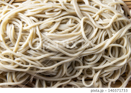 冷たいもりそばの麺をアップで捉えた和食の食感イメージ 140371733