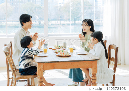 食事をする前に手を合わせる家族 食事をする前に手を合わせる家族 140372108