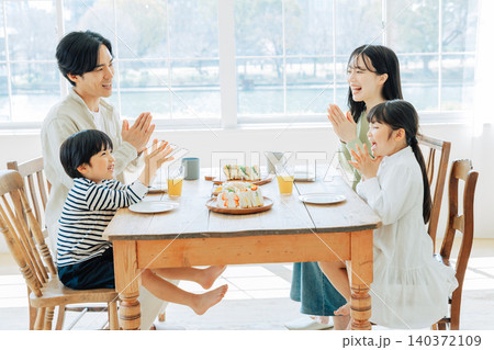 食事をする前に手を合わせる家族 食事をする前に手を合わせる家族 140372109