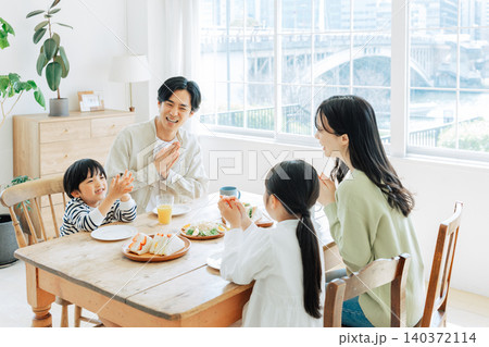食事をする前に手を合わせる家族 食事をする前に手を合わせる家族 140372114