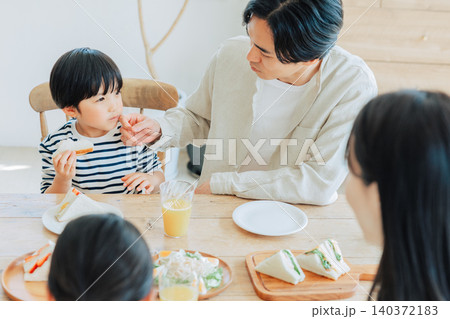 明るいダイニングで食事をする家族 明るいダイニングで食事をする家族 140372183