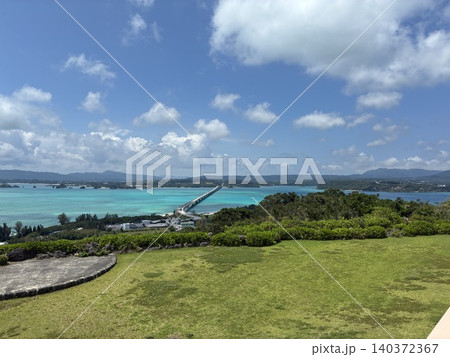 古宇利島の丘の上から見渡す沖縄の海 夏の雲と古宇利大橋 古宇利島の丘の上から見渡す沖縄の海 夏の雲と古宇利大橋 140372367