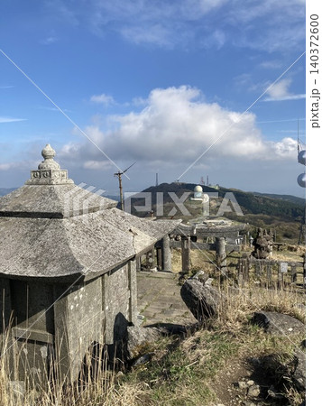 脊振山山頂の石祠と青空 140372600