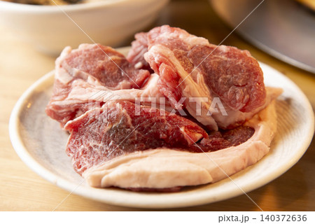北海道ジンギスカン用・白皿に盛った生ラム肉の食材 北海道ジンギスカン用・白皿に盛った生ラム肉の食材 140372636