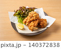 カラッと揚げたてのジューシーな鳥の唐揚げ 140372838