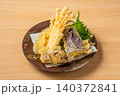 旬の野菜を使ったサクサクの野菜天ぷら盛り合わせ 140372841