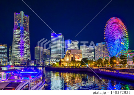 クリスマスイブのみなとみらい全館点灯 クルーズ船越しに望むパープルの夜景とグラデーション観覧車 クリスマスイブのみなとみらい全館点灯 クルーズ船越しに望むパープルの夜景とグラデーション観覧車 140372925