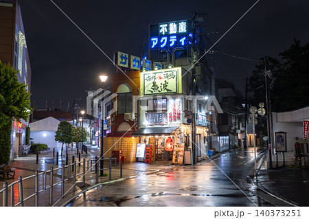雨の夜のレトロな椎名町の街並み 雨の夜のレトロな椎名町の街並み 140373251
