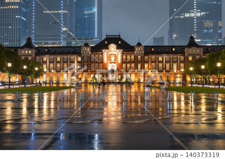 雨の夜に輝く東京駅丸の内駅舎 140373319