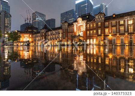 雨の夜に輝く東京駅丸の内駅舎 140373323