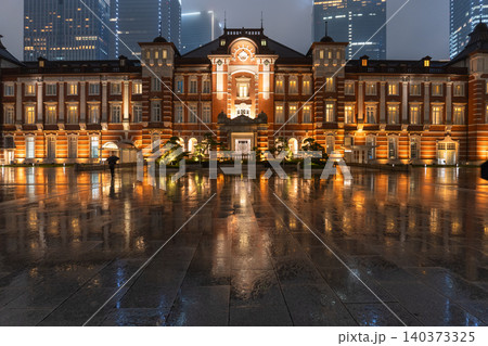 雨の夜に輝く東京駅丸の内駅舎 雨の夜に輝く東京駅丸の内駅舎 140373325